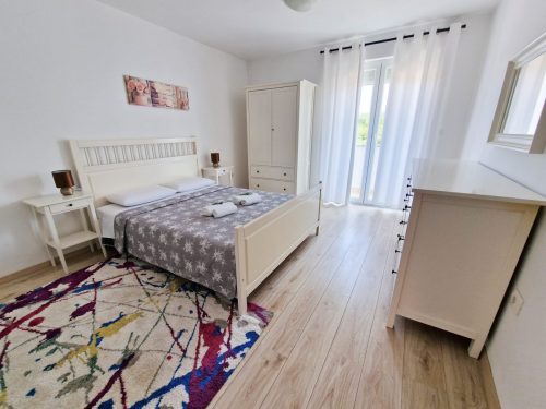 lilly zambratija bedroom